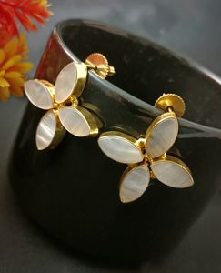 Pendientes Colgantes Chapados en Oro con Perlas, Joyería Elegante Hecha a Mano para Mujer - Product Image 1