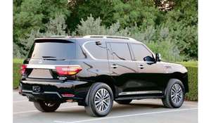 Patrol SE 2023 Usado, Sedán de Lujo con Interior de Cuero Oscuro, Caja de Cambios Automática, Neumáticos R17, 4x4, Techo Corredizo, Cámara Trasera de 360° - Product Image 3