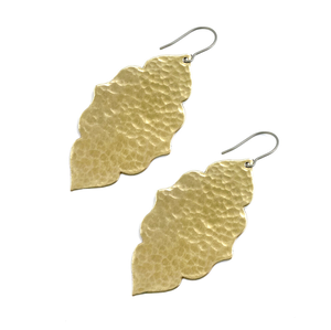 Attrayant Girl Wear Boucles d'oreilles en laiton admirable qualité Motif Gouttes Boucles d'oreilles Disponible artisanat naturel top vente - Product Image 1