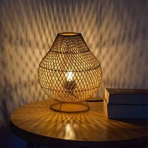 Lámpara de mesa de ratán tejida a mano lista para enviar con luz suave y cálida para espacios bohemios y minimalistas - Product Image 6