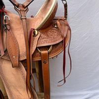 Ensemble de selle western en cuir véritable de qualité supérieure avec décorations de barrel racing et éléments en bois |   Accessoires en acier inoxydable façonnés à la main pour chevaux