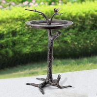 Bain d'oiseaux en métal résistant aux intempéries, élément de jardin conçu pour résister aux conditions difficiles tout en soutenant les besoins d'hydratation de la faune.