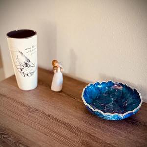 Bol décoratif de créateur en résine verte, plateau de centre de table artistique fabriqué à la main, accent élégant pour décor de bureau de salon à la maison - Product Image 6