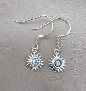 ต่างหูบลูโทแพซทรงซันเบิร์สต์ เงินแท้ชุบทอง งานแฮนด์เมด ของขวัญสุดหรูสำหรับผู้หญิง สำหรับงานฉลองครบรอบ - Product Image 1