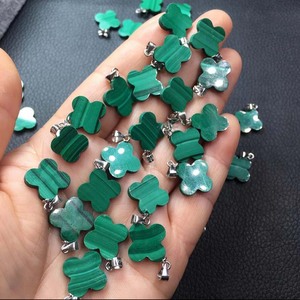 Magnifique pendentif trèfle gemme malachite pendentif en argent sterling collier de bijoux malachite pour cadeau d'anniversaire avec taille 14-16mm - Product Image 1