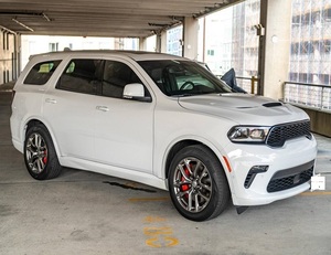 SUV Usada de Alto Rendimiento, Tamaño Completo, 2023, Motor V8 de 6.4L, Ajuste Deportivo, Tracción en las Cuatro Ruedas y Características Premium, Sin Accidentes - Product Image 1