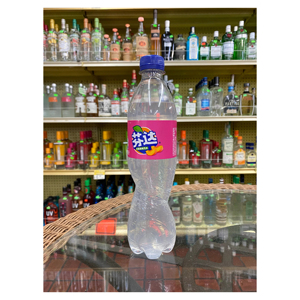 Saborea un sorbo refrescante con soda carbonatada de melocotón blanco 330ml sabor naturalmente dulce acabado suave mejor servido frío - Product Image 1