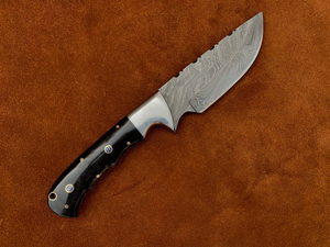 Couteau de camping à lame en acier damassé fait à la main personnalisé avec manche en corne pour Skinner et chasse pour extérieur personnalisable OEM. - Product Image 2