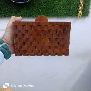 Pochette de mode en bois de luxe faite à la main pour femmes avec poignée en laiton personnalisable pour les mariages et les fêtes de mariée - Product Image 3