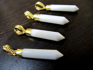 Charmes pointus en forme de crayon de calcédoine blanche, pendentif plaqué or de 30 à 40mm, breloque de forme fantaisie à facettes - Product Image 3