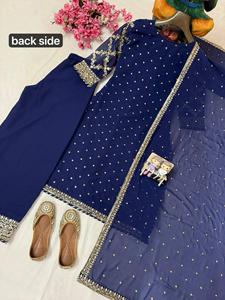 Conjunto de diseñador con hermoso bordado de lentejuelas y zari, top con encaje elegante, pantalones palazzo y dupatta, completamente cosido y listo para usar. - Product Image 6