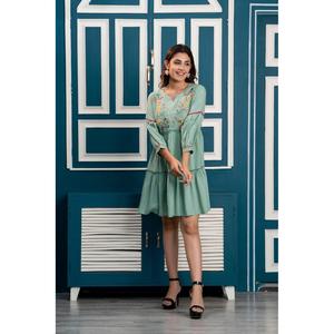 Vestido Mini Ajustado con Bordado Floral Verde Pista, Estilo Elegante y Casual para Dama, Diseño Personalizado, Transpirable, Adecuado para el Día - Product Image 2
