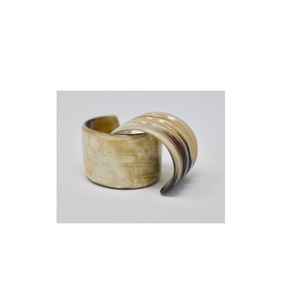Diseño Simple 100% Brazalete de cuerno natural Artesanías hechas a mano 100% Brazaletes de cuerno de vaca natural de alta calidad Embalaje personalizado - Product Image 6