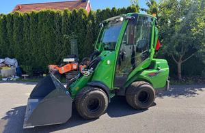 Chargeuse sur pneus compacte 760i avec moteur diesel EPA - Product Image 4