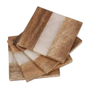 Sous-verres carrés en bois de noyer riche Un accent classique pour les maisons modernes - Product Image 1