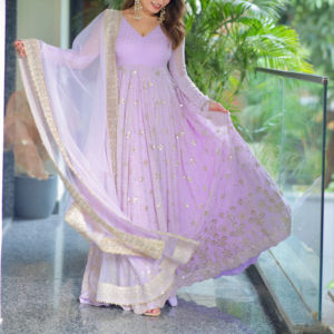 ชุดเดรส Anarkali ผ้าเน็ตปักเลื่อมหรูหราสำหรับผู้หญิง ยี่ห้อ Unity Luxure พร้อมผ้าคลุมไหล่เข้าชุด เหมาะสำหรับงานเทศกาลและงานแต่งงาน - Product Image 1