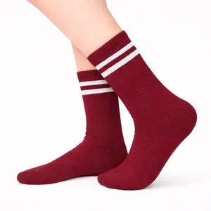 Chaussettes de tennis unisexes bordeaux avec double rayures blanches, logo personnalisable brodé, caractéristiques d'impression numérique automne - Product Image 2