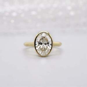 Bague de fiançailles solitaire en diamant de laboratoire certifié IGI, forme ovale avec sertissage clos - Product Image 1