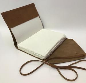 Revues en cuir sur mesure avec des boutons ou des sangles en cuir faites à l'aide de pages de papier fait main en coton de couleur marron foncé - Product Image 6