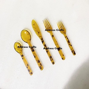 Ensemble de couverts 5 pièces en résine de qualité supérieure, motif tourbillon couleur écaille de tortue, durable et écologique, vaisselle de fête, style américain - Product Image 1