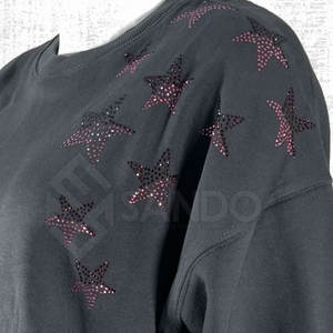 Sudaderas de algodón 100% para mujer OEM de alta calidad con diamantes de imitación transpirables Logotipo frontal de estilo informal para invierno - Product Image 4