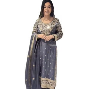 Salwar Kameez en soie sophistiqué brodé sur mesure design pakistanais Faisalabad pour les mariages 2024 tarif de gros - Product Image 1