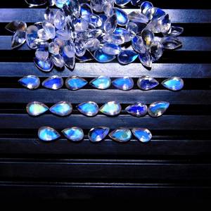 Vente en gros de pierre de lune bleue scintillante en forme de poire naturelle de haute qualité 6X8mm excellente coupe feu blanc arc-en-ciel cristal pierres précieuses en vrac - Product Image 5