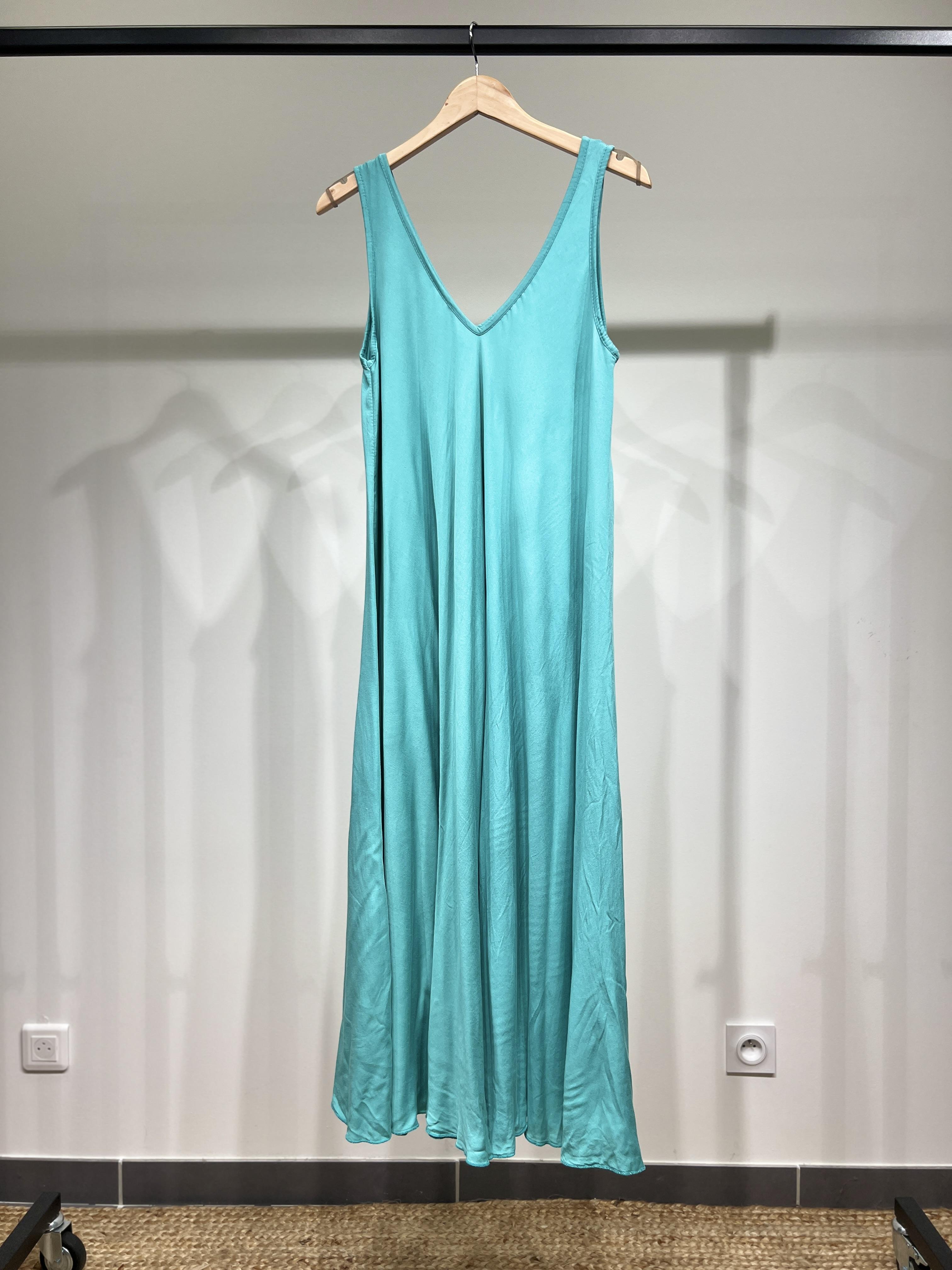 มีสีเขียวขุ่น