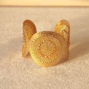 Pulseras de puño de latón con cuentas de vidrio de varios colores - Product Image 3