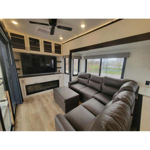 Camping-car coulissant 2025 Sabre SRF33RLP-C avec fonctionnalités étendues, construction en aluminium, couleur noire, capacité de couchage pour 8 personnes - Product Image 3