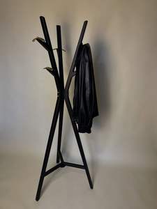 Perchero moderno abstracto, silueta curva de metal, almacenamiento artístico para el hogar, disponible a precios de mayoreo. - Product Image 6