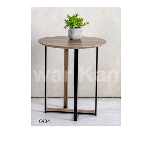 Table basse ronde en métal de conception standard avec le dessus en bois décoratif pour la table basse en métal d'utilisation de bureau de salon de maison de luxe - Product Image 1