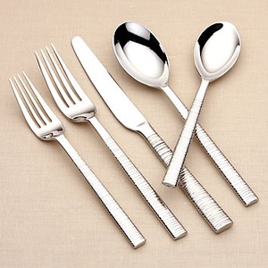 Elegante juego de cubiertos de metal con superficie brillante, ideal para cocinas minimalistas y decoración interior de comedor contemporánea - Product Image 2