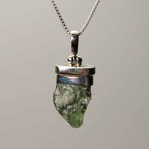 Collier Moldavite avec pendentif en moldavite véritable et conception de bijoux Tektite Météorite authentique - Product Image 1