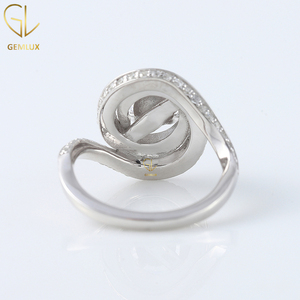 Anillo de derivación de remolino de nuevo diseño, anillo de compromiso de diamante de moissanita de corte redondo de 1,5 CT, anillo de bodas de doble halo de oro blanco de 14K - Product Image 4