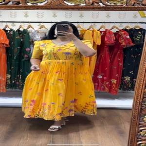 Robe de créateur à impression numérique pour femmes fabriquée avec une lourde georgette, une doublure en crêpe et des manches courtes bouffantes - Product Image 4