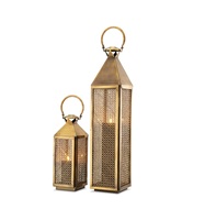 Lanterne marocaine décorative en métal de grande taille pour un placement d'angle, lueur douce et inspiration culturelle dans n'importe quel espace
