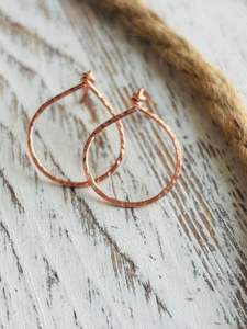 Atractivos pendientes de cobre hechos a mano con patrones de arte tribal con detalles oxidados y atractivo tradicional indio - Product Image 2