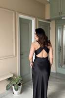 Logo personnalisé de haute qualité femmes dame robes modernes élégantes col en V profond Satin Maxi avec des fleurs détaillant des robes décontractées pour la fête