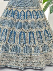 Tenue ethnique indienne moderne, Lehenga Choli longueur ras du sol, silhouette Empire, avec broderie de sequins, de cordons et de Jari, et filet papillon - Product Image 2