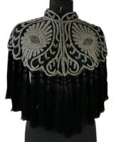 Cape en maille soyeuse Spandex/Polyester pour femme, sexy et attrayante, avec broderie géométrique, design élégant, pour soirée, ornée de perles et de pompons faits à la main