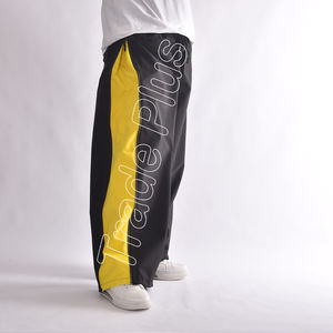 กางเกงสโนว์สีดำและเหลืองคุณภาพสูง ผลิตจากโพลีเอสเตอร์ 100% พร้อมเชือกผูกเอว ซิปด้านข้าง ซับในขนแกะให้ความอบอุ่น และทรงหลวมสบาย - Product Image 2