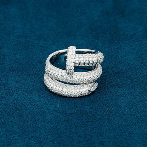 Anillo de Hombre con Diseño Único, Incrustaciones de Diamantes Moissanite, Plata de Ley 925 Chapada en Oro de 14k, Corte Redondo, Color D, Claridad VVS - Product Image 1