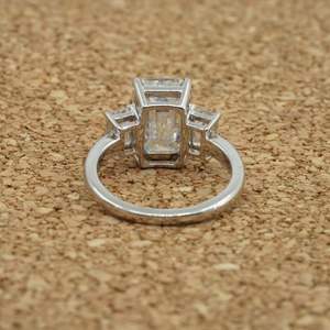 Anillo de diamante cultivado en laboratorio de plata de alta calidad 5,30 quilates corte esmeralda VVS2 E Color IGI certificado proveedor mayorista sostenible - Product Image 2