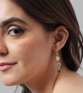 Boucles d'oreilles pendantes en plaqué or avec topaze bleue et pierre de lune Boucles d'oreilles inspirées de la topaze bleue et de la pierre de lune. - Product Image 2