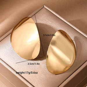 Orecchini a perno geometrici dorati scolpiti - Product Image 6