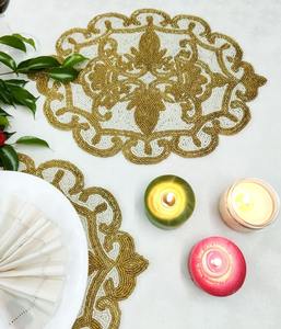 Manteles Individuales con Cuentas Iridiscentes en Color Cobre o Negro Pier One - Product Image 2