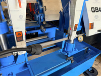 Scie à ruban métallique durable, stable, précise et efficace GB4250 à double colonne pour la découpe de barres en atelier