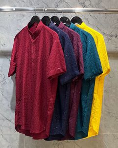 Chikankari สั้น kurta ดีไซเนอร์ที่ขายดีที่สุดสำหรับผู้ชายที่สมบูรณ์แบบสำหรับการชุมนุม poojas และกิจกรรมทางวัฒนธรรม