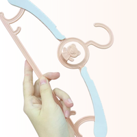 Le logo de la manufacture aux couleurs personnalisées du Vietnam en plastique PP/PVC/ABS pour vêtements de bébé cintres empilables ODM OEM pour garde-robe cintres pour enfants